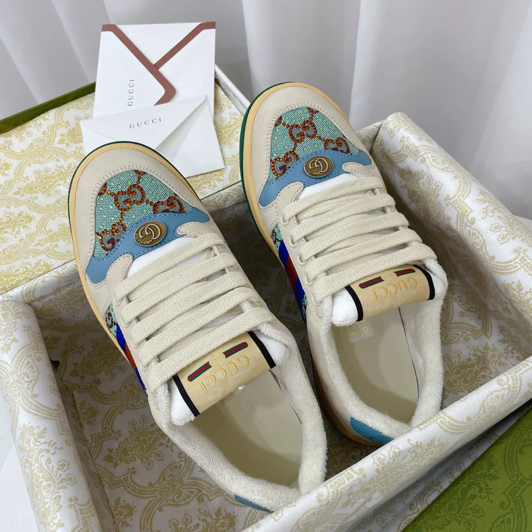 Factory price: 580💰 GUCCI Gucci's newly upgraded back cover lining, top-notch old dirty shoes, classic casual sports shoes for couples, retro sneakers and old G family dirty shoes, updated at the counter simultaneously! ①The shoe upper has the same water-based edge coating process as the original version⚠️The ordinary oil edges on the market have a strong glue feel and are easy to fall off! Grade A first-layer nubuck leather (with pores)/matching computer embroidered double G cloth, high-density terry velvet lining. ② A PVC transparent small round mark sealing line is added to the details of the midsole. The mold is opened six times and the jewelry craftsmanship is used to customize the two-color double G buckle, striving to be the same as the original version. A pair of buttons is more than three times more expensive than ordinary buckles on the market. ③An old two-color washable label, the chip is placed on the outer waist of the right foot, the entire shoe is completely hollowed out with rubber technology, TUP material (rubber to distinguish the market) with the latest green packaging from the counter, 3D printed handbag, and a pair of shoelaces. There is no pressure when entering and exiting the counter. You can buy a 1:1 accurate replica of the original version and modify and upgrade it repeatedly. The details are perfectly restored, the materials are all customized, and they are truly top-notch. Please look at the details clearly to identify the quality. Upper: First-layer frosted cowhide/embroidered double G cloth. Lining: original high-density velvet lining. Foot pads: original pearlescent sheepskin. Outsole: private molded vacuum TPU material. Packaging: original top-grade full set packaging at the counter. Shoe size: women's size 35-40, men's size 39-44 (men's size 38, 45🉑️customized, non-returnable)